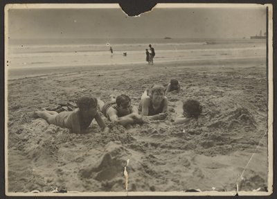 Kinder im Sand am Strand von Louis Fleckenstein