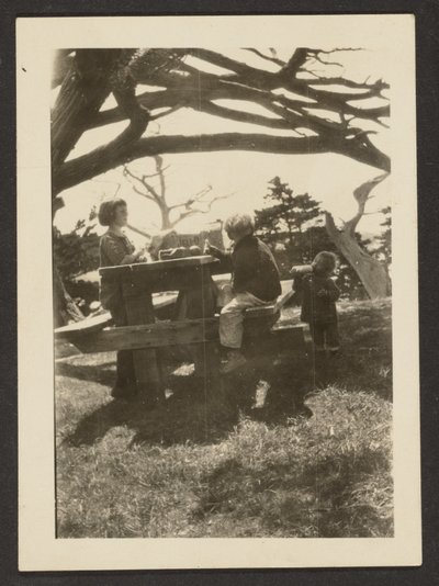 [Kinder an einem Picknicktisch] von Louis Fleckenstein