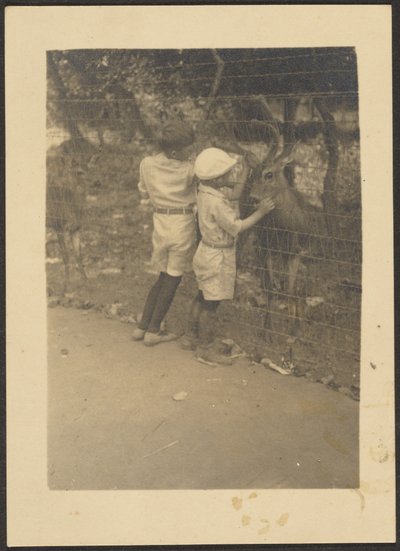 Kinder am Zaun mit Hirsch von Louis Fleckenstein