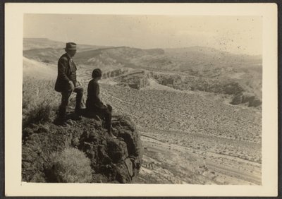 Paar in Wüstenlandschaft von Louis Fleckenstein