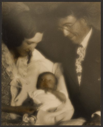 [Familienporträt mit eingewickeltem Baby] von Louis Fleckenstein