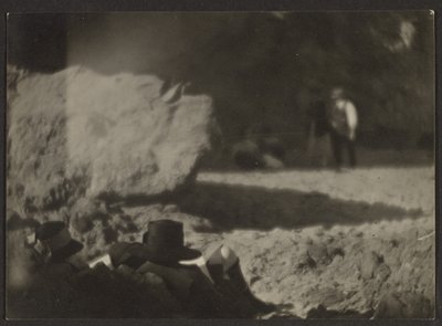 Figuren ruhen in der Landschaft von Louis Fleckenstein
