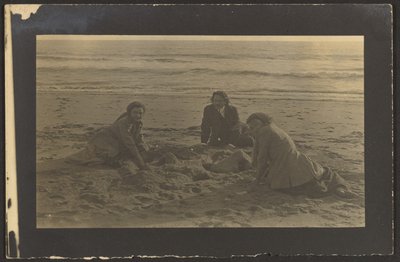 Figuren am Strand sitzend von Louis Fleckenstein