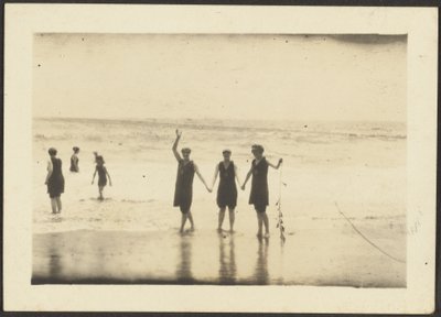 [Figuren in Badeanzügen am Strand] von Louis Fleckenstein