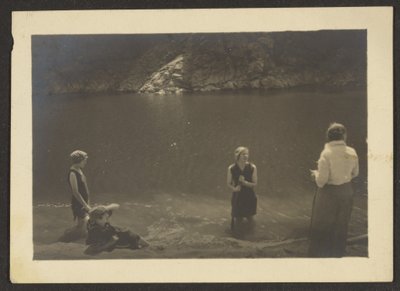Figuren in einem See von Louis Fleckenstein