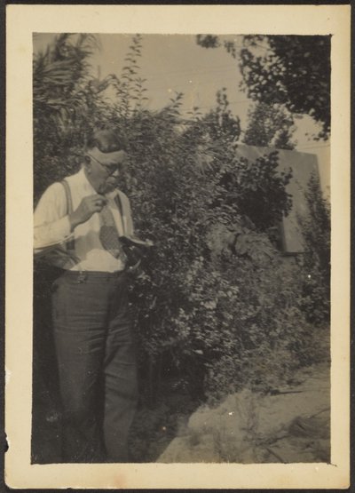 Fleckenstein beim Essen in einem Garten von Louis Fleckenstein
