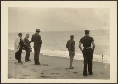 [Familie Fleckenstein am Strand] von Louis Fleckenstein