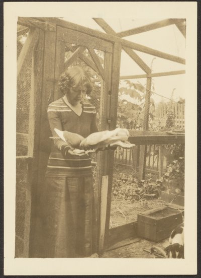 Florence füttert Tauben von Louis Fleckenstein