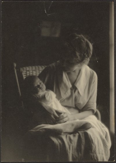 [Florence hält ein Baby] von Louis Fleckenstein