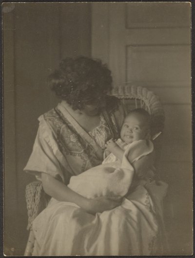 [Florence hält Baby im Schaukelstuhl] von Louis Fleckenstein