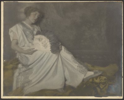 Florence sitzt mit großem Fächer von Louis Fleckenstein