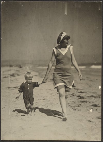 Florenz und Kleinkind am Strand spazierend von Louis Fleckenstein