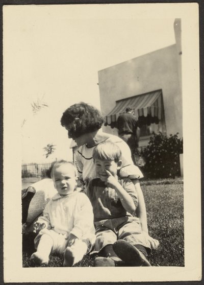 Florence mit zwei Kindern auf dem Rasen von Louis Fleckenstein