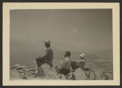 [Wanderer auf Felsen sitzend] von Louis Fleckenstein