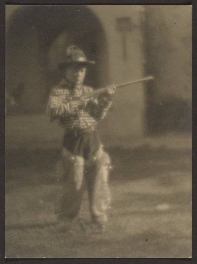 [Kleiner Junge im Cowboy-Outfit] von Louis Fleckenstein