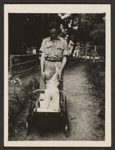Mann und Kleinkind im Kinderwagen von Louis Fleckenstein