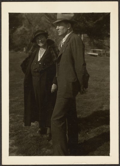Mann und Frau stehen im Gras von Louis Fleckenstein