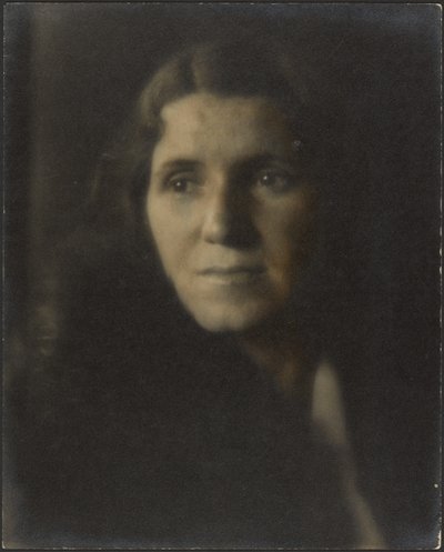 Porträt einer Frau im Schatten von Louis Fleckenstein