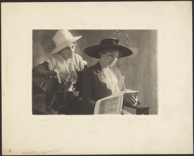 Porträt von zwei Frauen mit Buch von Louis Fleckenstein