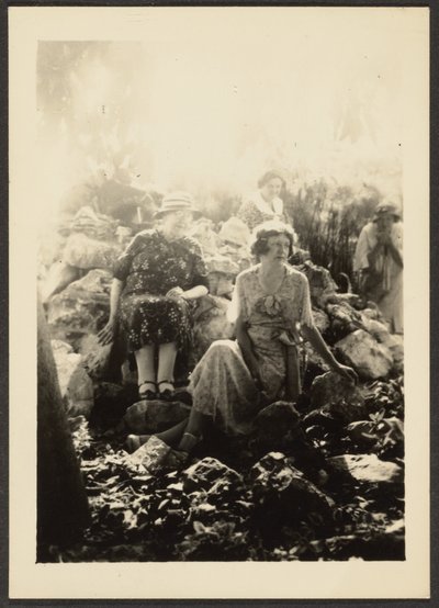 [Drei Frauen auf Felsen] von Louis Fleckenstein