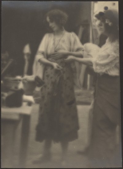 Zwei Frauen im Studio stehend von Louis Fleckenstein