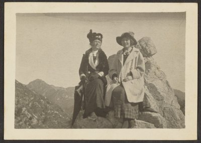 Zwei Frauen auf einem Felsen von Louis Fleckenstein