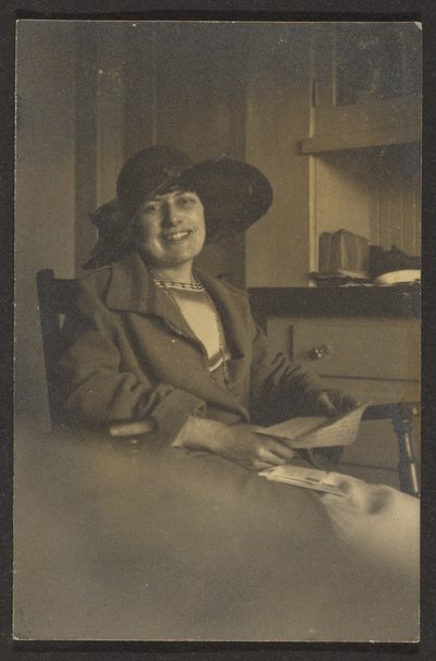Frau mit Brief von Louis Fleckenstein