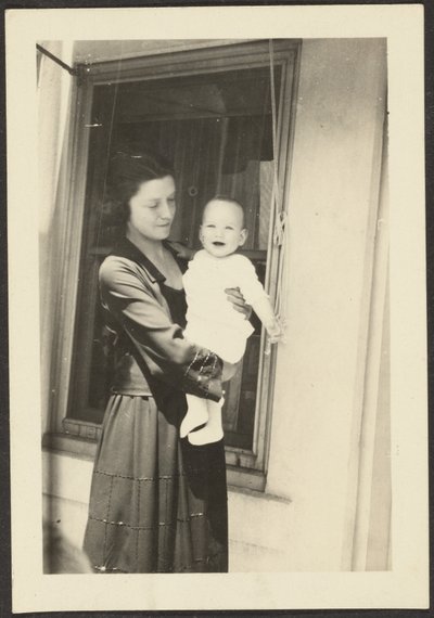 [Frau hält lächelndes Baby] von Louis Fleckenstein