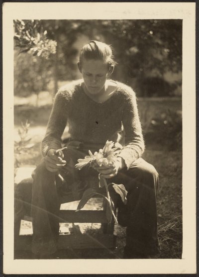 [Frau mit Sonnenblumen] von Louis Fleckenstein