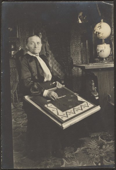 Frau beim Weben von Louis Fleckenstein