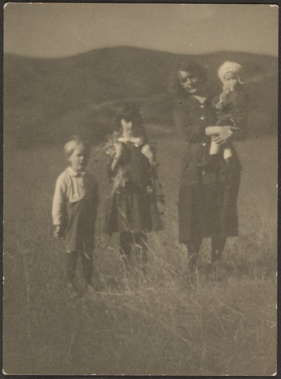 Frau und drei Kinder auf dem Feld von Louis Fleckenstein