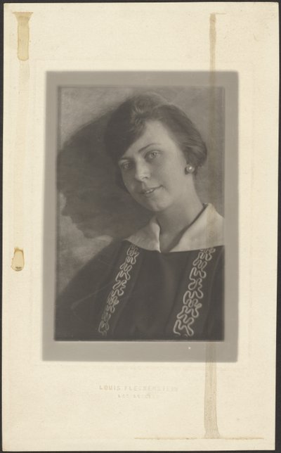 Frau im Kleid mit Schnörkelpaspel von Louis Fleckenstein