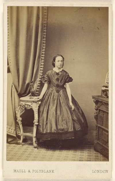 Unbekannte Frau, stehend von Maull and Polyblank