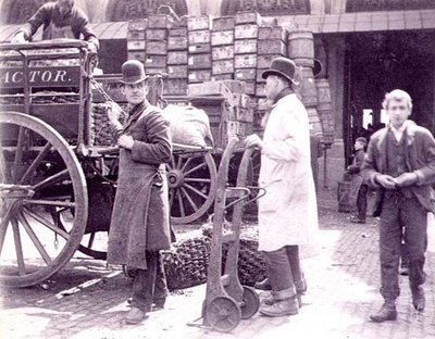 Entladen am Billingsgate-Markt von Paul Martin
