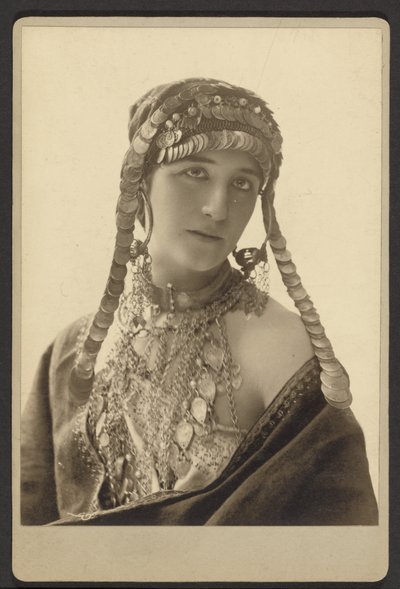 [Unbekannte Frau im Theaterkostüm] von Paul Nadar
