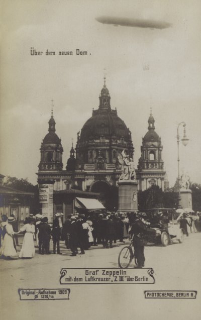 Zeppelin LZ III fliegt über den Berliner Dom von Photographer German