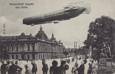 Zeppelin-Luftschiff fliegt über Berlin von Photographer German