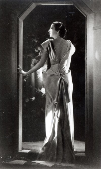 Kleid entworfen von Madeleine Vionnet (1876-1975) von Reutlinger Studio