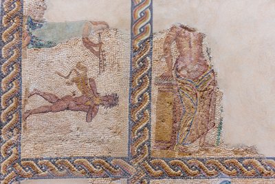 Teilweise beschädigte Mosaiken zur Schau gestellt von Roman Roman