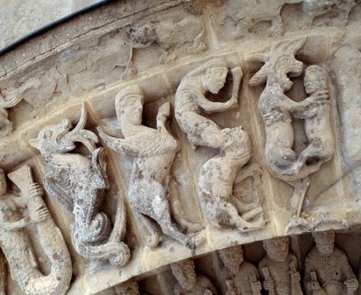 Detail der Skulpturen des Südportals von Romanesque