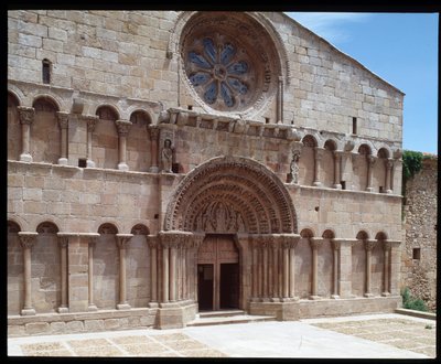 Ansicht der St.-Dominikus-Kirche von Romanesque