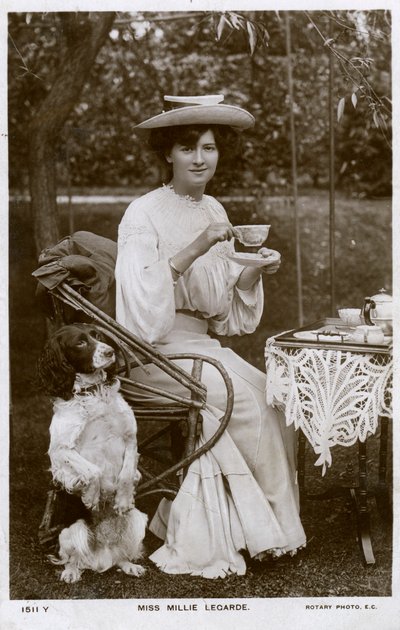 Millie Legarde, englische Schauspielerin, um 1906 von Rotary Photo