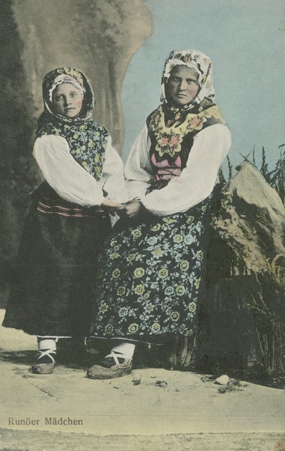 Mädchen in lettischer Tracht von Russian Photographer