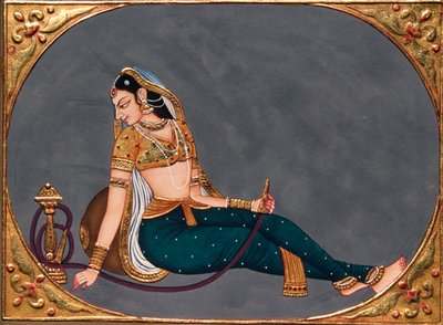Miniaturmalerei auf Papier Dame genießt Hookah von School Indian