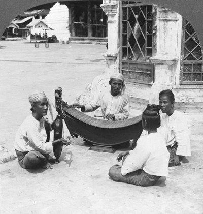 Musiker, Shwedagon-Pagode, Rangun, Birma, 1908 von Stereo Travel Co