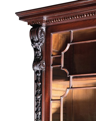 Ein George III Bücherschrank mit gebrochenem Front von Thomas Chippendale
