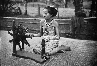 Ein Dayak-Mädchen an ihrem Spinnrad, 1902 von Unbekannt