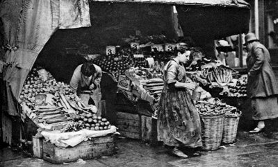 Ein Gemüsehändler der Commercial Road, London, 1926-1927 von Unbekannt