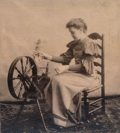 Eine Dame am Spinnrad, um 1900 von Unbekannt