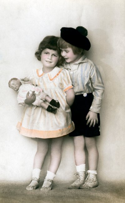 Ein junges Mädchen und ein Junge, frühes 20. Jahrhundert von Unbekannt